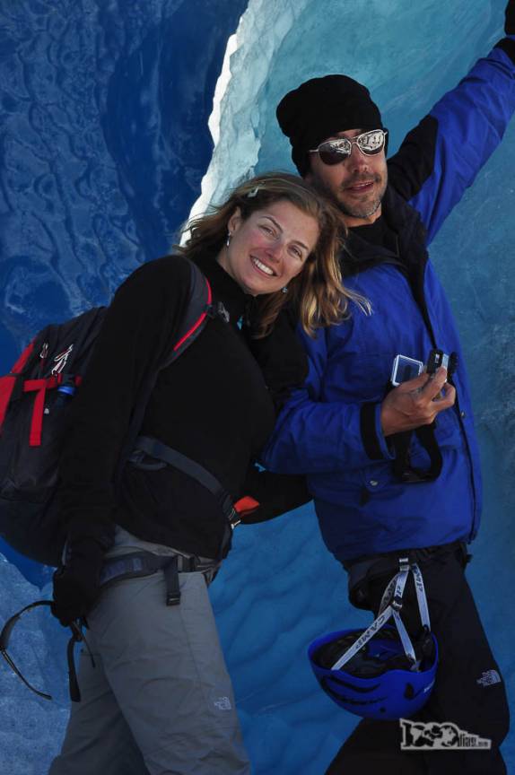 Foto na entrada de uma caverna de gelo azul no glaciar Viedma, no Parque Nacional Los Glaciares, região de El Chaltén, no sul da Argentina